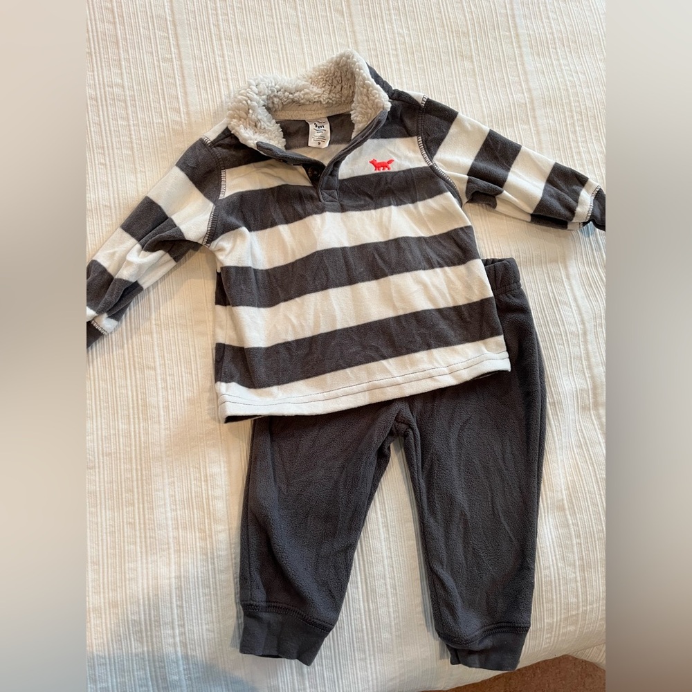 Carter’s fleece pants and top set. 9 months. Never worn. Great condition